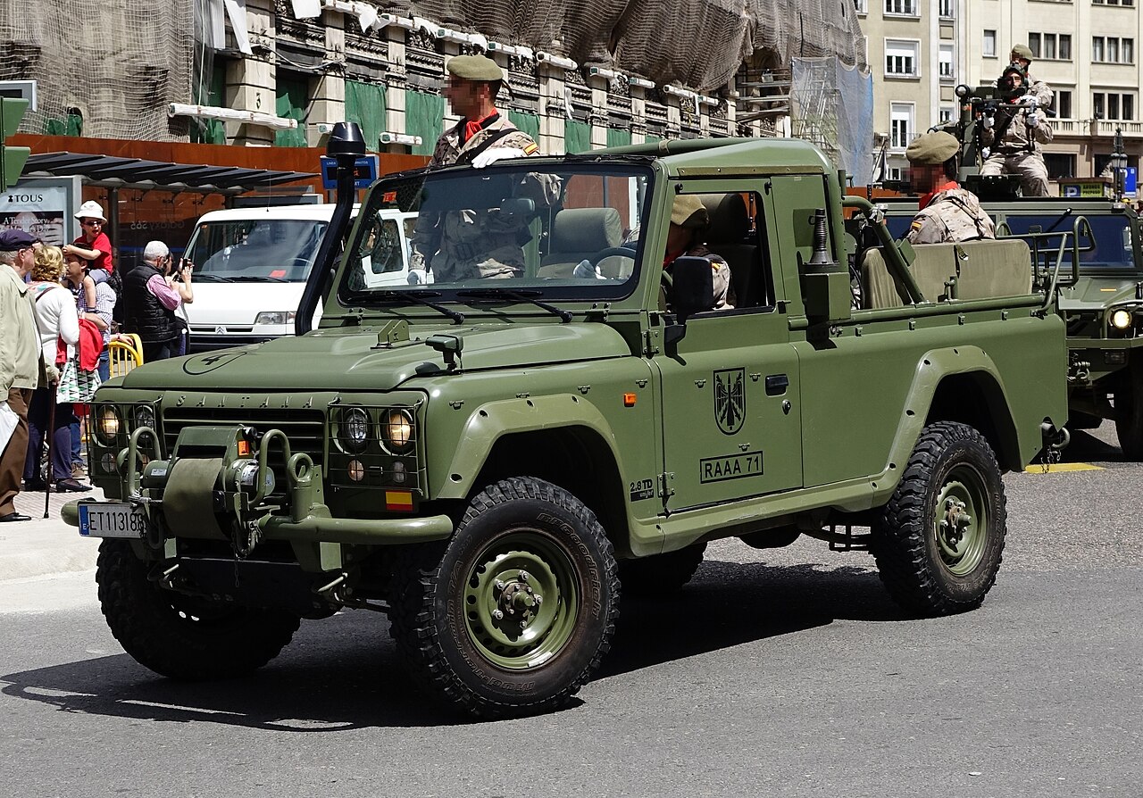 Open cab-top Santana Aníbal of the Spanish Army with the hood struck, roll bar and rear bench seats — an air defence artillery regiment vehicle (RAAA 71), not a special-operations one; it shows the body style this record is built on