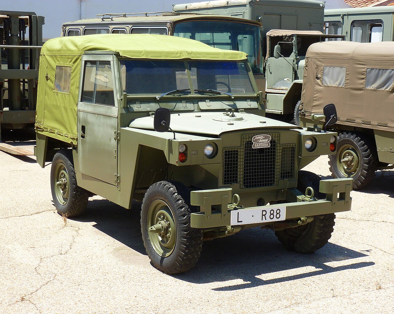 Spanish Army Santana 88 Militar ('Ligero') with canvas tilt, showing the angular Lightweight-style body