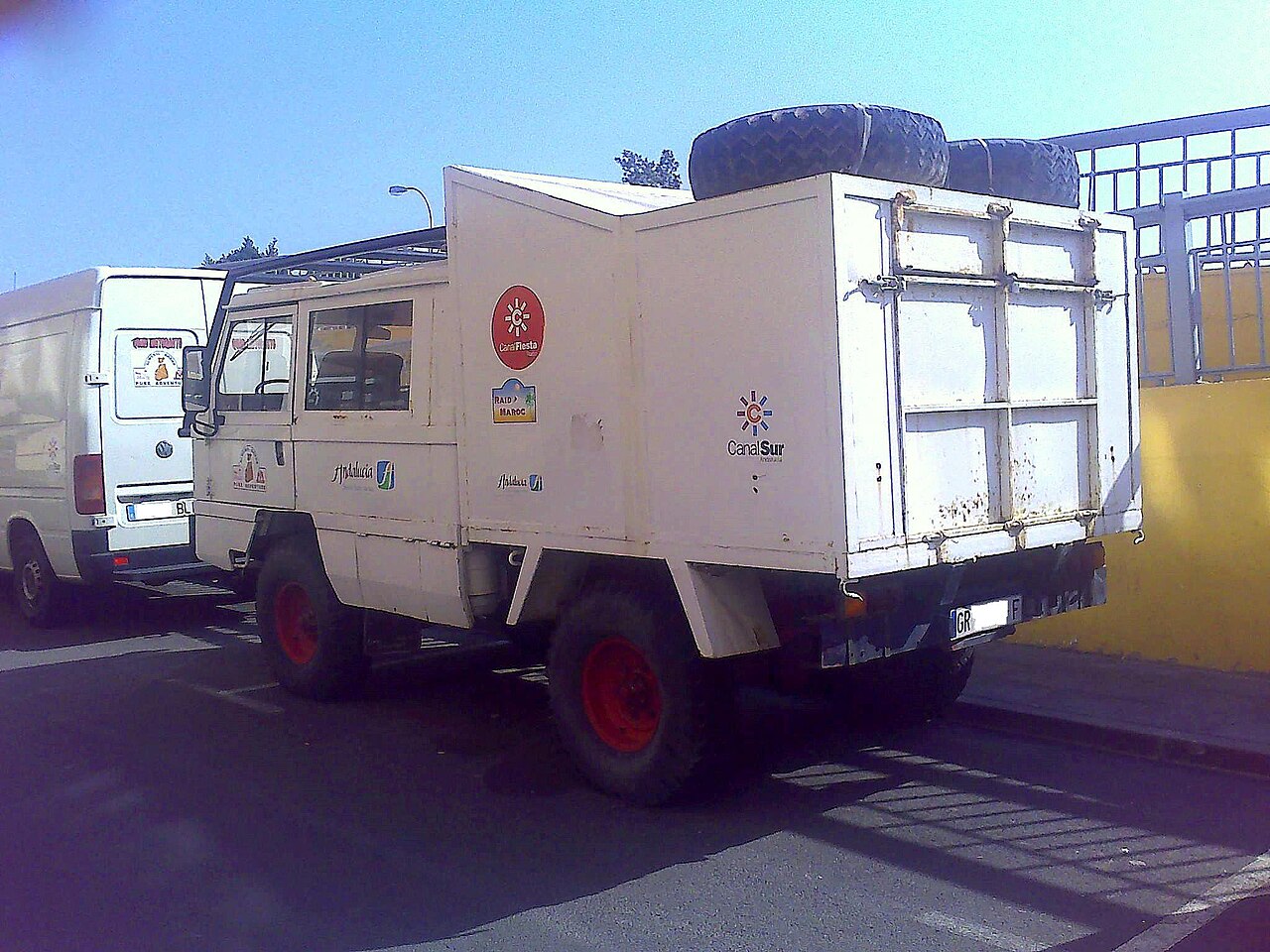 A Santana 2000 forward-control double cab with a hard box body on the rear deck. Shown because no freely licensed photograph of a canvas-tilt or military Santana 2000 was found; the cab and chassis are the same