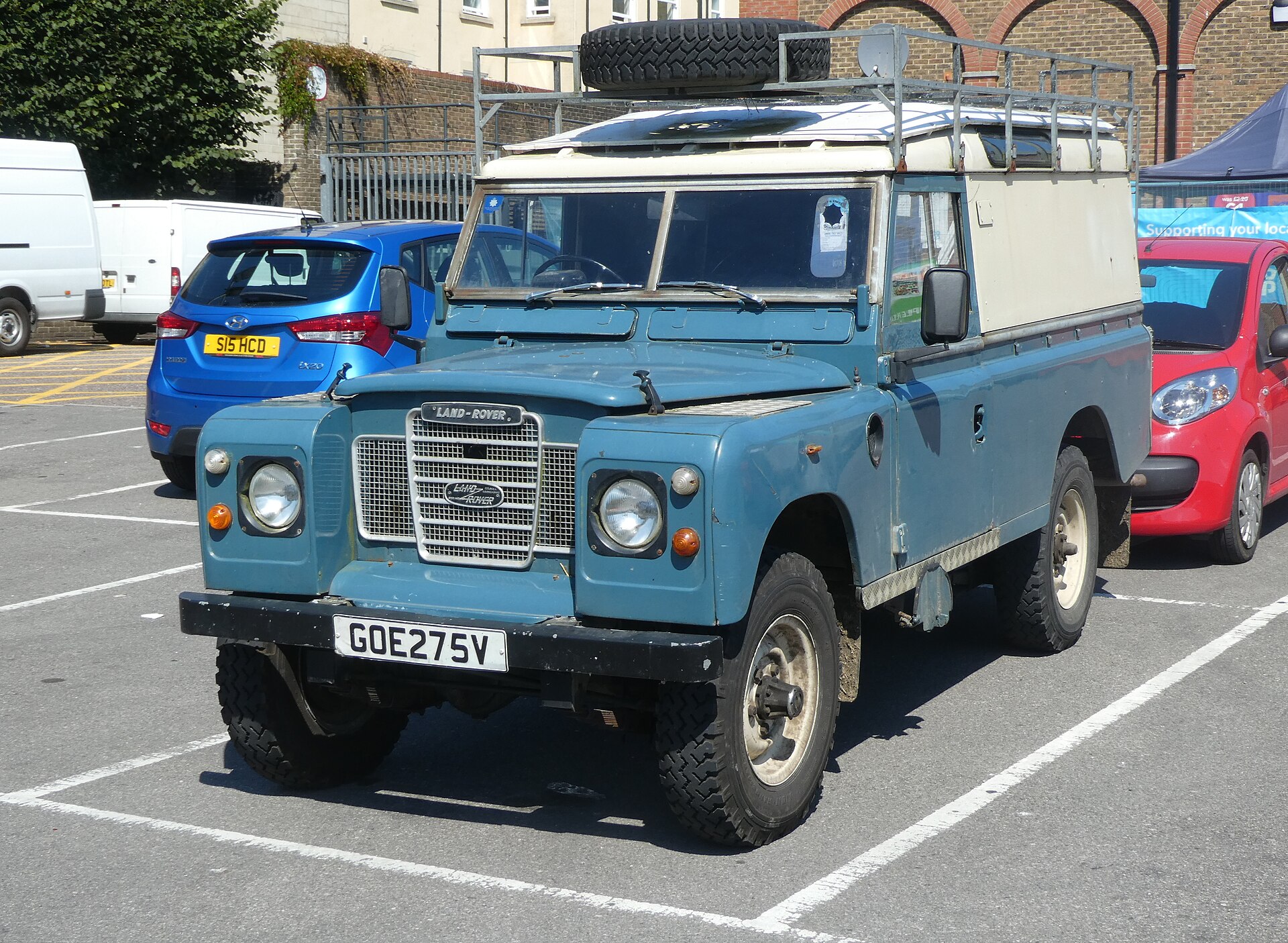 1980 Series III 109 hardtop with roof rack, Weymouth, England