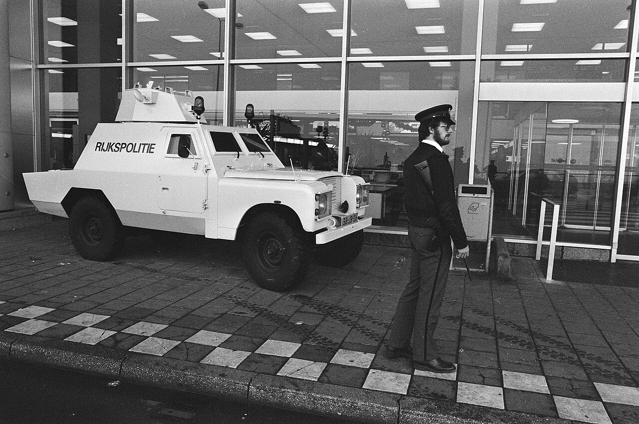 Not an S54: a white Rijkspolitie Shorland photographed during the Schiphol security clampdown of 7 January 1986, an enclosed-body vehicle of the pre-Series 5 generation, shown here for the same airport-policing role and white livery the Defender-based S54 inherited