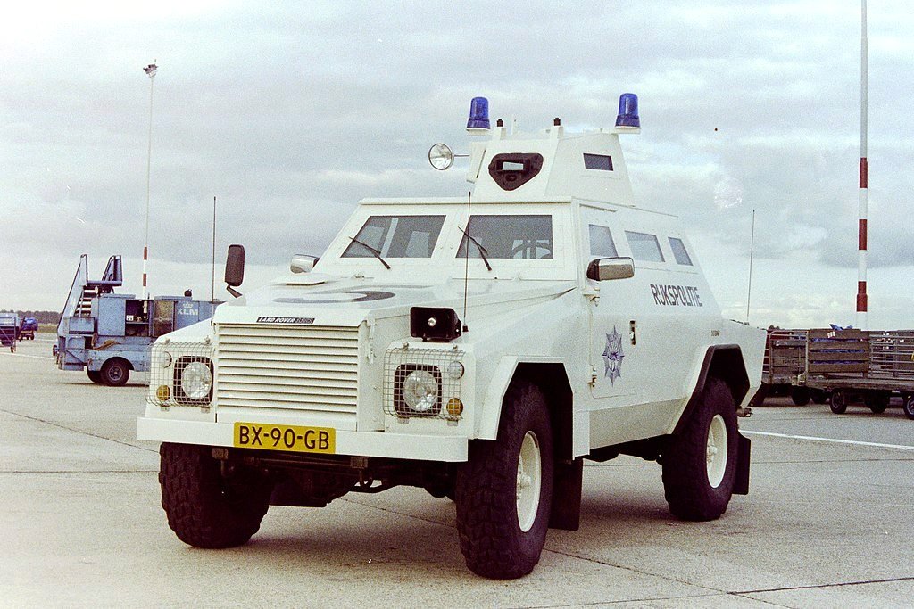 White Series 5-bodied Shorland of the Netherlands Rijkspolitie at Amsterdam Schiphol, May 1991, with blue beacons, a glazed cupola and a dark front aperture — the configuration and livery described for the S54 anti-hijack vehicle, though the photograph is not captioned with that designation